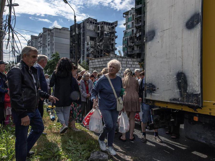 Borodyanka, regione di Kiev, civili ucraini ricevono aiuti umanitari (EPA/ROMAN PILIPEY)