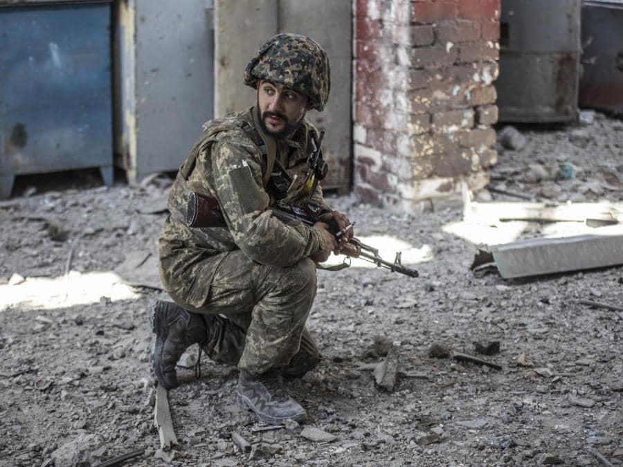 Un soldato ucraino a Severodonetsk (EPA/OLEKSANDR RATUSHNIAK)