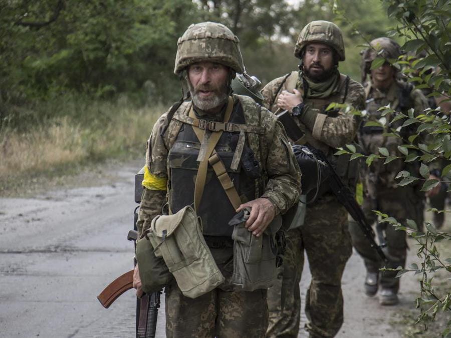 Soldati ucraini si recano al fronte nei pressi di Severodonetsk (EPA/OLEKSANDR RATUSHNIAK)