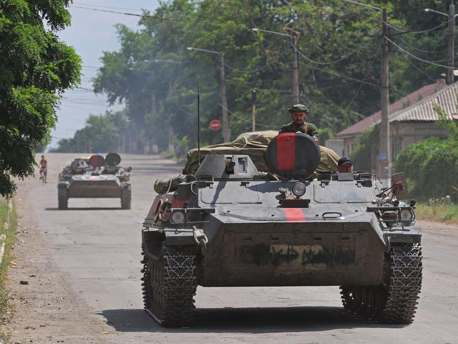 Carri russi a Lysychansk (REUTERS/Alexander Ermochenko)