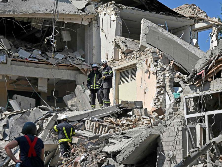 Kharkiv, soccorritori cercano sopravvissuti in un palazzo distrutto dai bombardamenti russi  (Photo by Sergey BOBOK / AFP)
