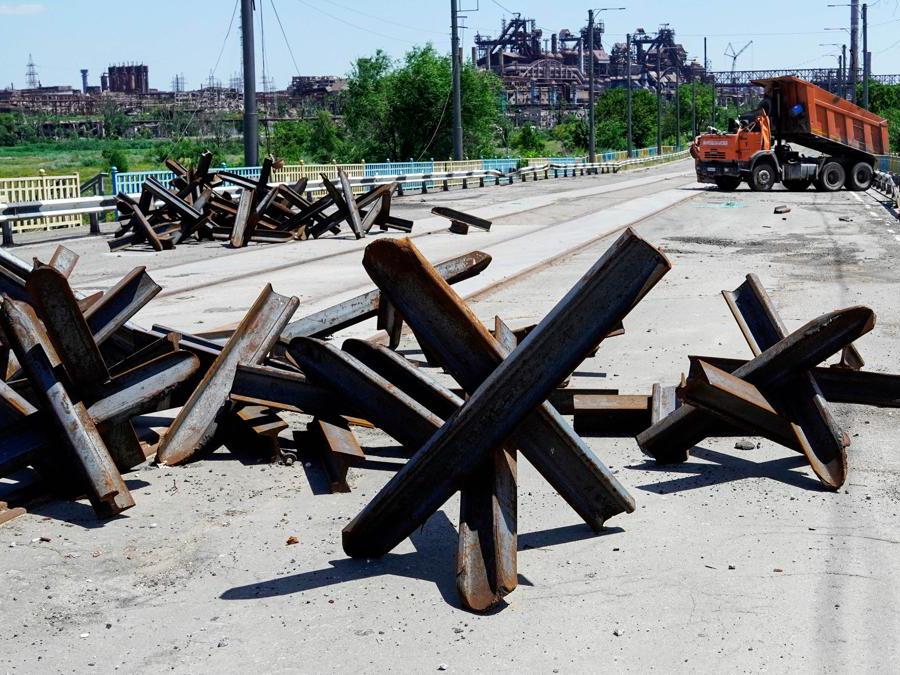 Mariupol, sullo sfondo l’acciaieria Azovstal  (Photo by STRINGER / AFP, s