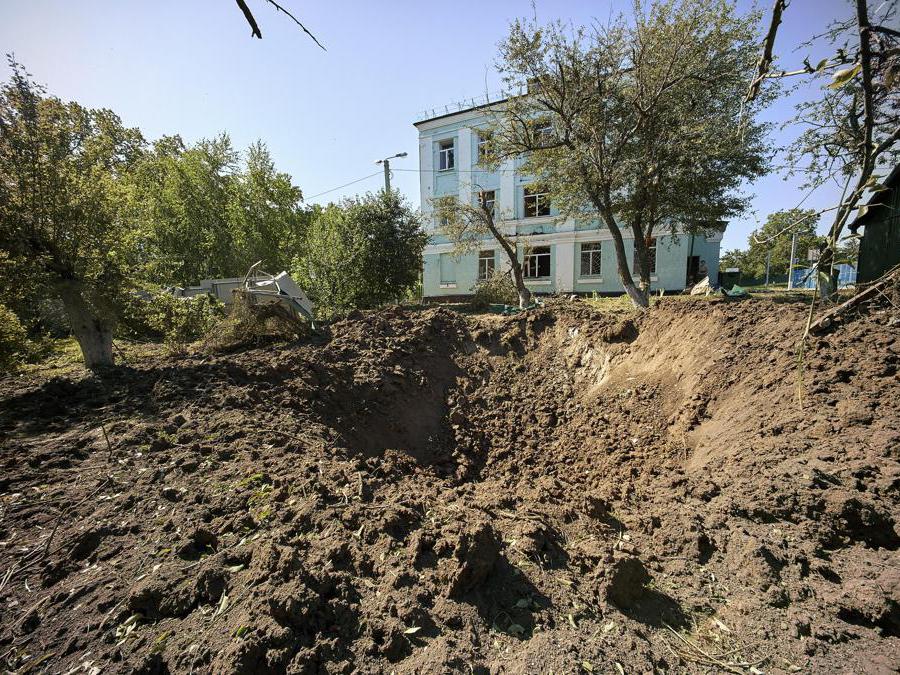 Kharkiv, un buco causato dall’esplosione di un razzo russo (EPA/SERGEY KOZLOV)