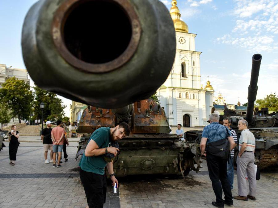 Kiev, carri armati russi disatruttoi (EPA/OLEG PETRASYUK)