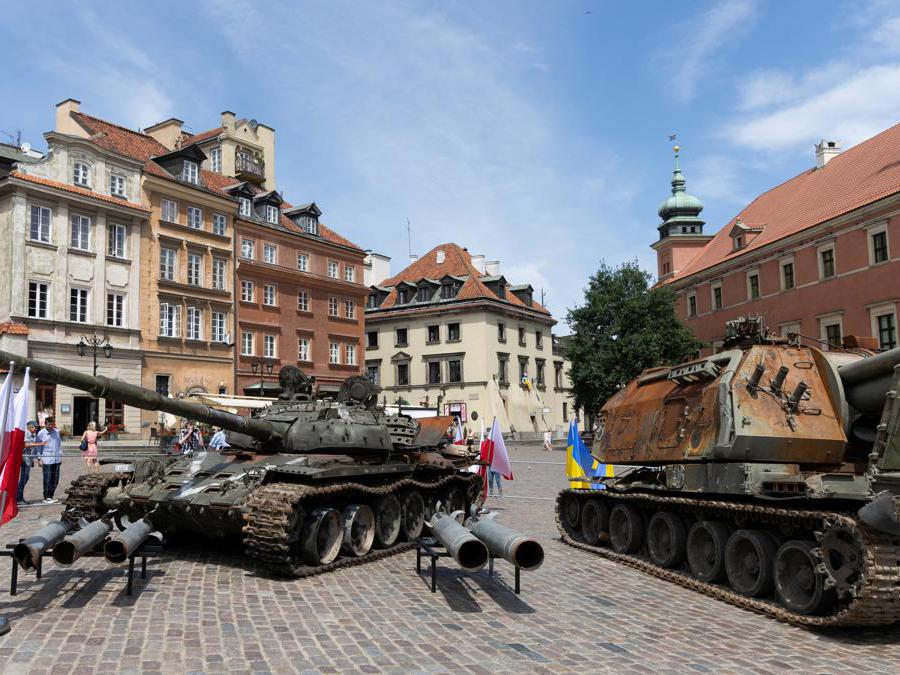 Un carro armato russo T-72B distrutto e un obice semovente catturati dall’esercito ucraino vengono presentati durante una mostra intitolata “Per la nostra libertà e la vostra” nella città vecchia di Varsavia. (Reuters/Kacper Pempel)