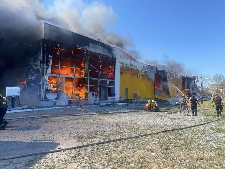 Il centro commerciale Amstor distrutto  a Kremenchuk, Poltava Oblast, Ucraina. (Governor of Poltava region Dmitry Lunin/Handout via Reuters) 