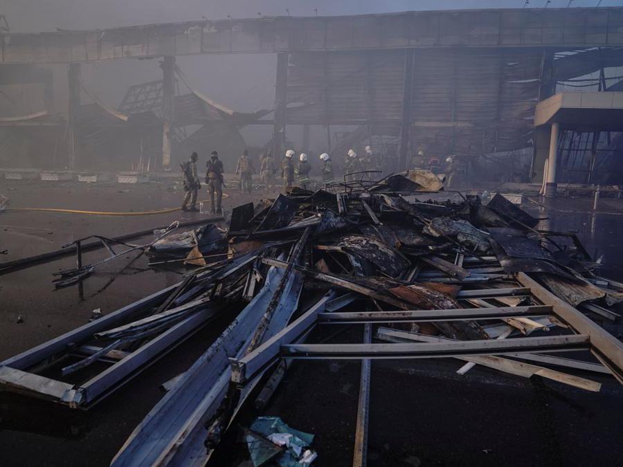 Il centro commerciale Amstor distrutto  a Kremenchuk, Poltava Oblast, Ucraina. (Reuters / Anna Voitenko)