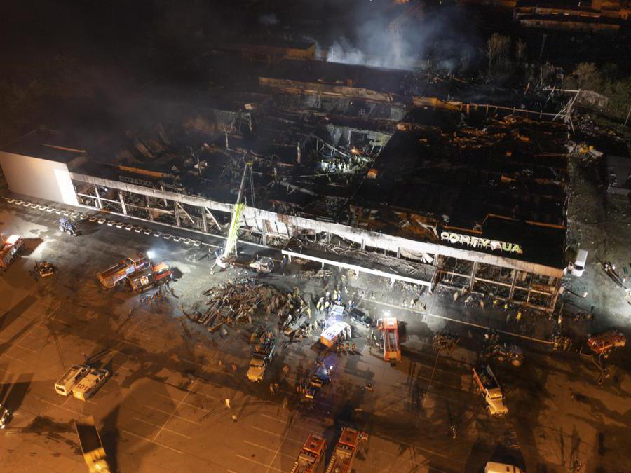Il centro commerciale Amstor distrutto  a Kremenchuk, Poltava Oblast, Ucraina.  (AP Photo/Efrem Lukatsky)