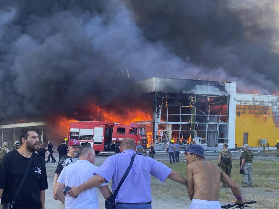 Il centro commerciale Amstor distrutto  a Kremenchuk, Poltava Oblast, Ucraina.   (Viacheslav Priadko via AP)