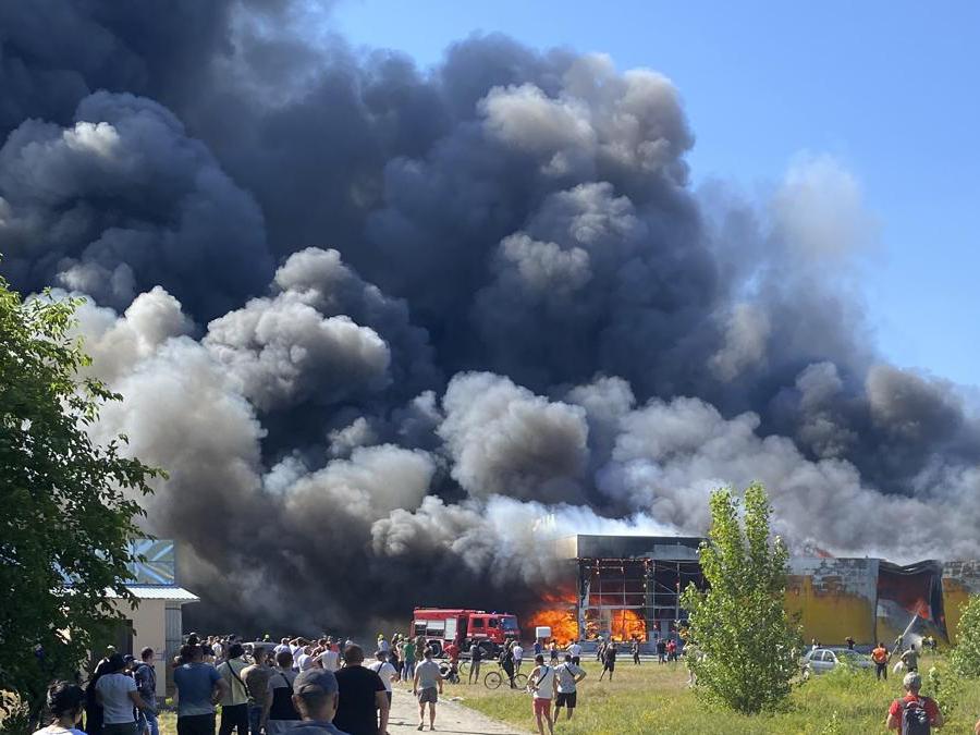 Il centro commerciale Amstor distrutto  a Kremenchuk, Poltava Oblast, Ucraina.  (Viacheslav Priadko via AP)