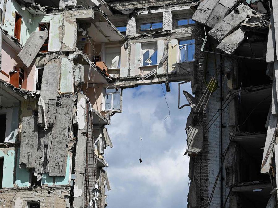 Un edificio del governo regionale distrutto da un attacco missilistico russo  (Genya Savilov/Afp)