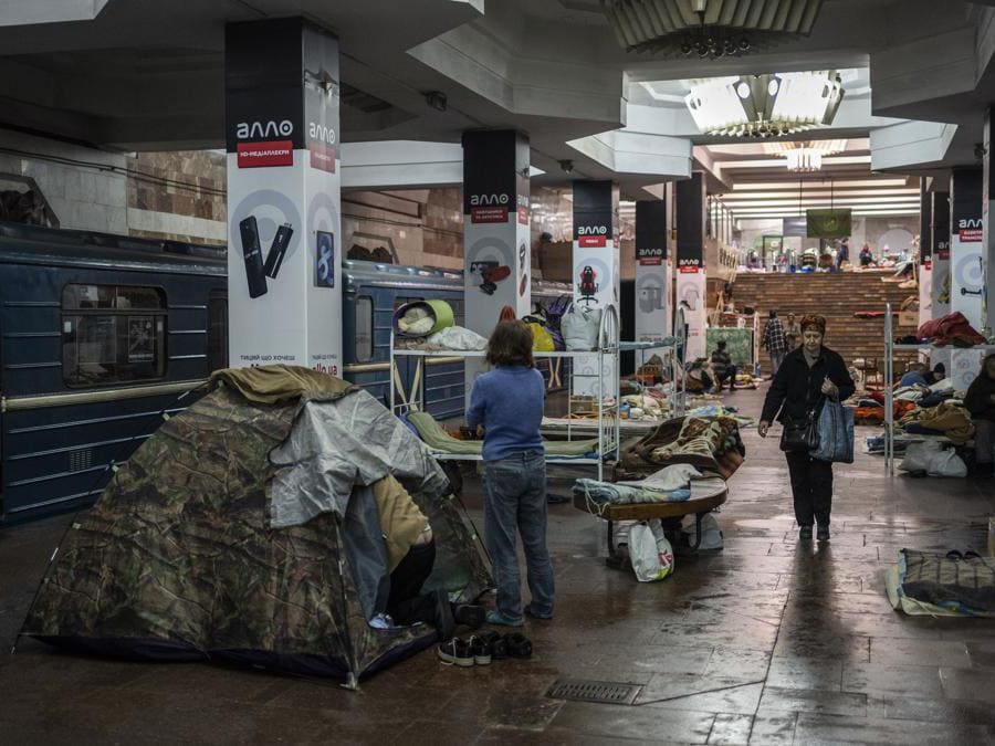 I residenti vivono in una stazione della metropolitana ancora utilizzata come rifugio temporaneo a Kharkiv, nell’Ucraina orientale (AP Photo/Bernat Armangue)