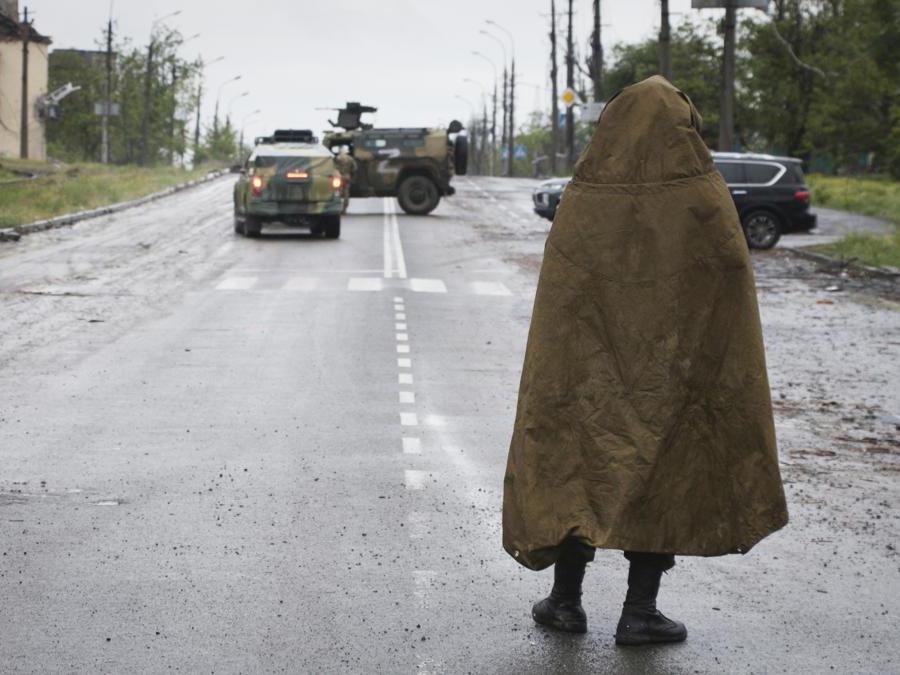 Un militare della Repubblica Popolare di Donetsk nei pressi della Azovstal di Mariupol (AP Photo)
