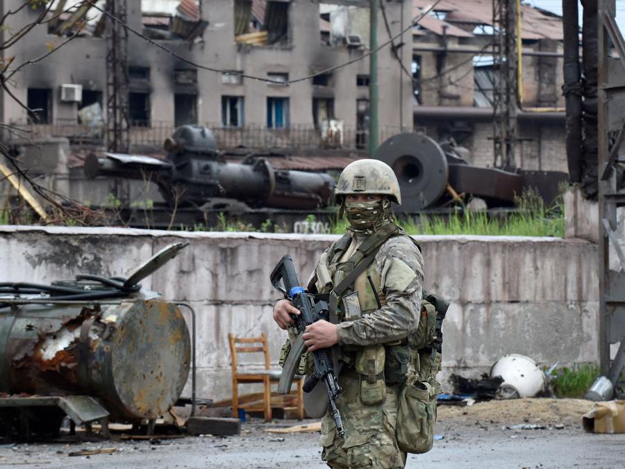 Un soldato russo a Mariupol  (Photo by Olga MALTSEVA / AFP)