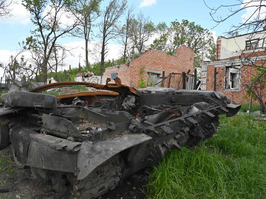Un tank distrutto a Mala Rogan, vicino Kharkiv (Photo by SERGEY BOBOK / AFP)