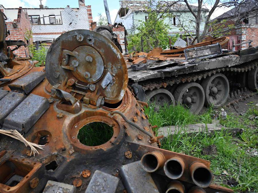 Un tank distrutto a Mala Rogan, vicino Kharkiv (Photo by SERGEY BOBOK / AFP)