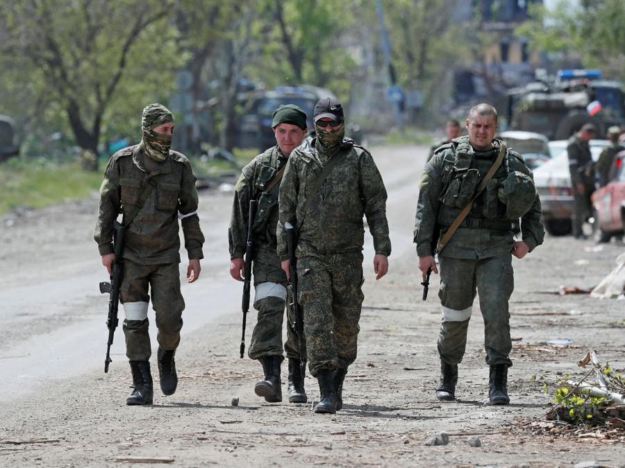 Soldati russi a Mariupol (REUTERS/Alexander Ermochenko)