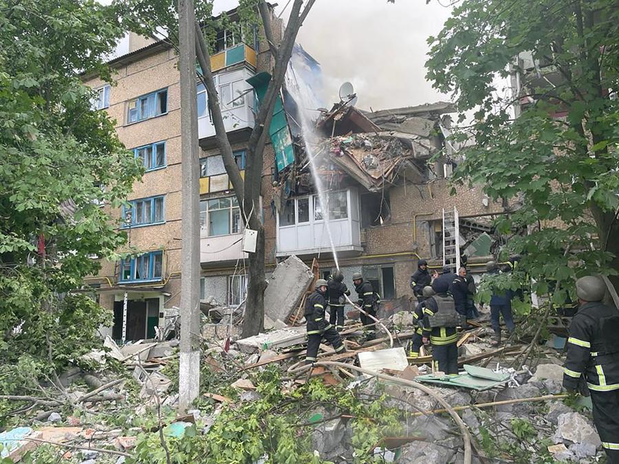 Pompieri in azione dopo un bombardamento a Bakhmut, regione di Donetsk (State Emergency Service of Ukraine/Handout via REUTERS)