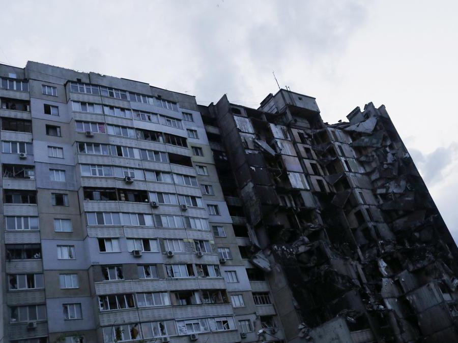 Un palazzo semidistrutto a Saltivka (REUTERS/Ricardo Moraes)