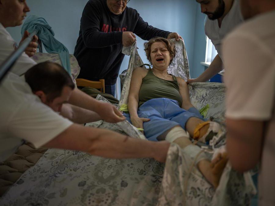Una donna ferita viene trattata all’ospedale di Kiev  (AP Photo/Emilio Morenatti)