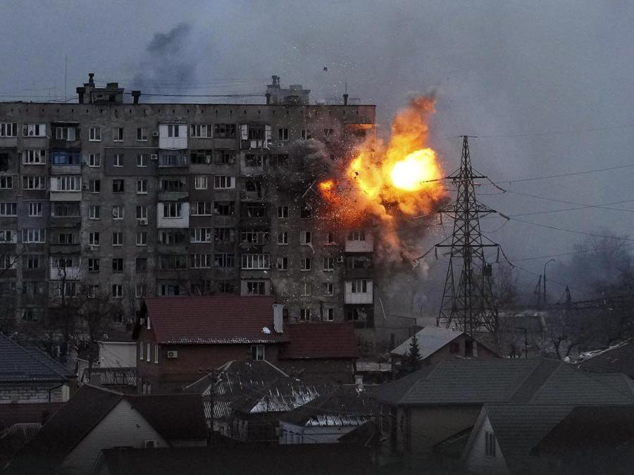 Un palazzo a Mariupol bombardato da un tank russo (AP Photo/Evgeniy Maloletka, File)