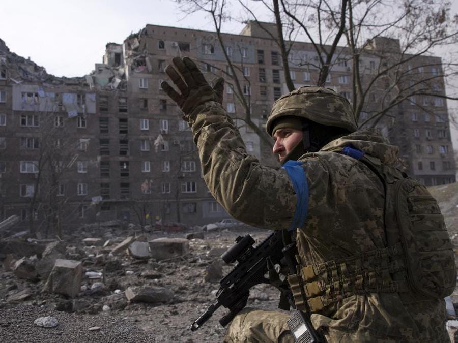 Un soldato ucraino a Mariupol (AP Photo/Mstyslav Chernov, File)