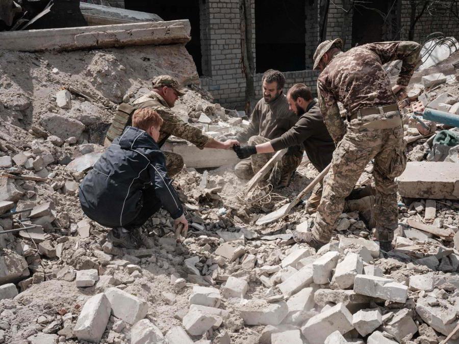 Sydorove, soccorritori alla ricerca di feriti sotto le macerie di un palazzo bombardato dai russi (Photo by Yasuyoshi CHIBA / AFP)
