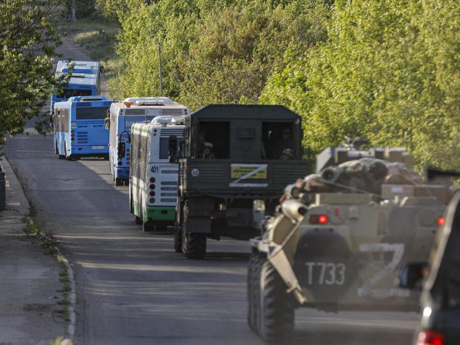 I bus con a bordo i soldati ucraini usciti dalla Azovstal di Mariupol scortati dalle forze russe (EPA/ALESSANDRO GUERRA)