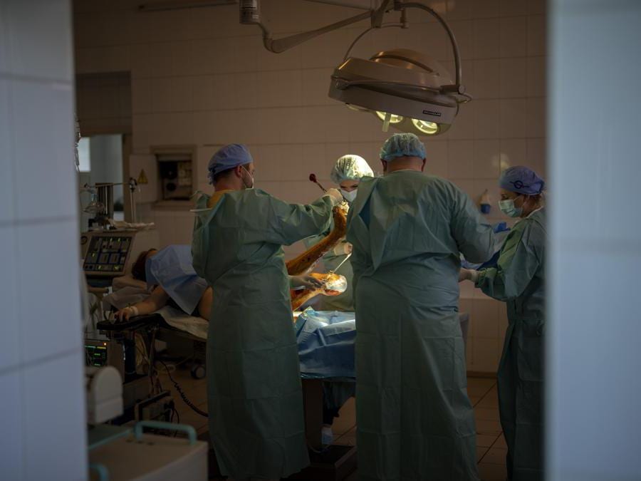 Una donna gravemente ferita in sala operatoria in un ospedale di Kiev (AP Photo/Emilio Morenatti)