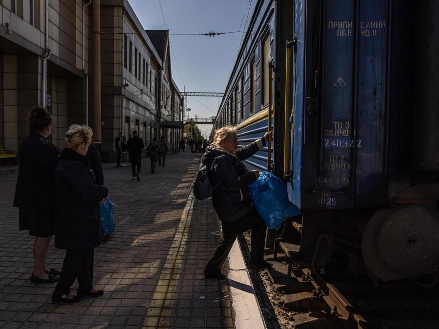Stazione di Pokrovsk, regione di Donetsk, una donna prende un treno diretto a ovest (EPA/ROMAN PILIPEY)