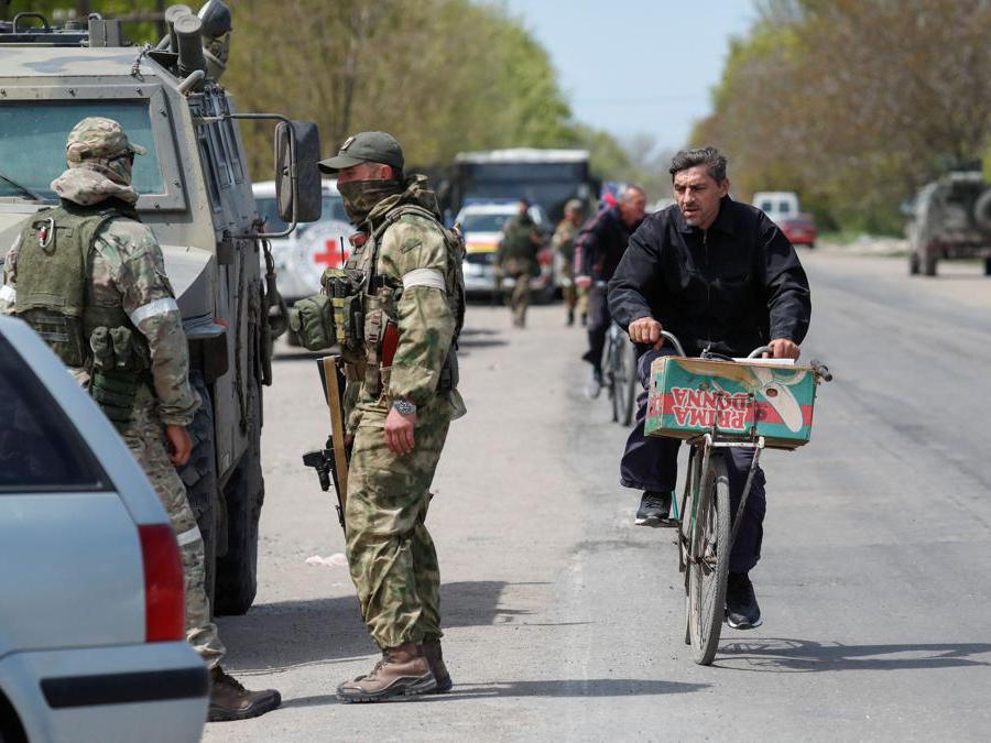 Bezimenne, regione di  Donetsk, un check point russo  (REUTERS/Alexander Ermochenko)