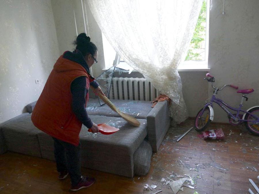 Odessa, una donna rimuove dei detriti di vetro dopo un bombardamento (REUTERS/Igor Tkachenko)