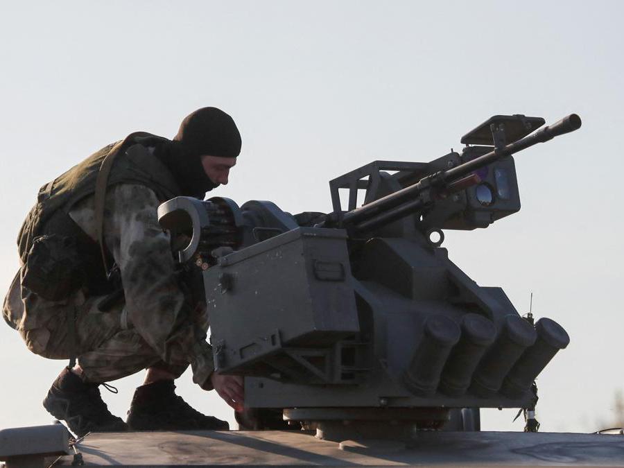 Bezimenne, regione di  Donetsk, un soldato russo alla mitragliatrice di un veicolo (REUTERS/Alexander Ermochenko)