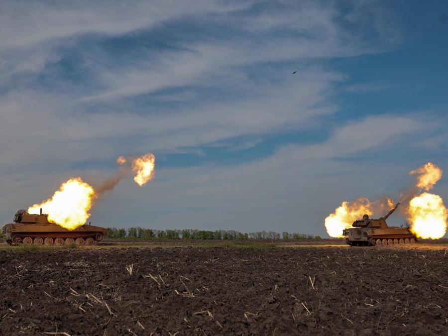 Regione di  Kharkiv, carri armati ucraini sparano alle postazioni russe (REUTERS/Serhii Nuzhnenko)