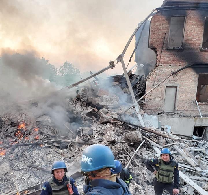 Bilohorivka, Luhansk (State Emergency Services/Handout via REUTERS)