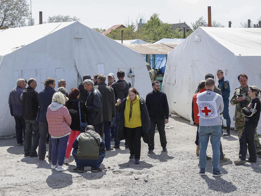 Bezimenoye, nei pressi di Mariupol, civili evacuati dalla Azovstal assistiti dai volontari della Croce Rossa (EPA/ALESSANDRO GUERRA)
