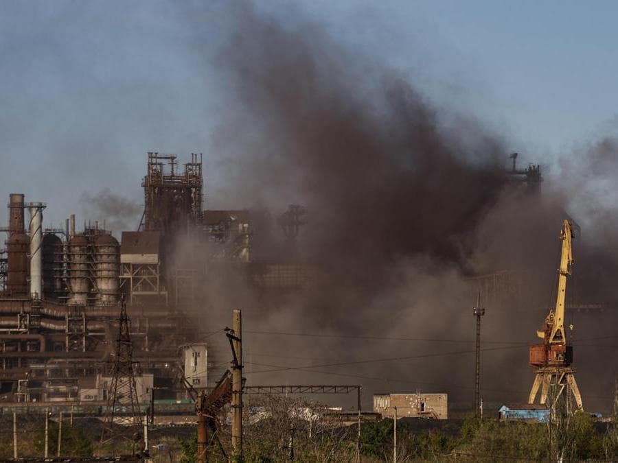 Fumo dall’acciaieria Azovstal di Mariupol (EPA/ALESSANDRO GUERRA)