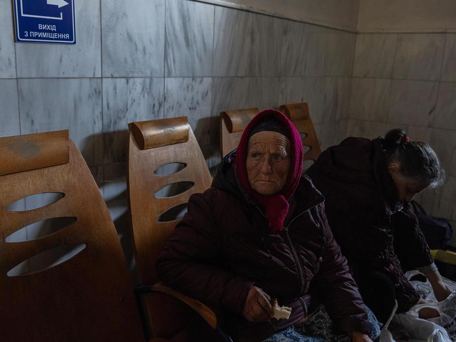 Stazione di Pokrovsk, regione di Donetsk, un’anziana attende il treno che la porterà a ovest (EPA/ROMAN PILIPEY)