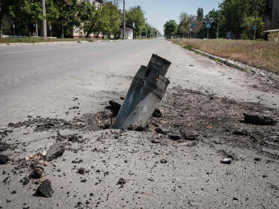 Severodonetsk, Ucraina orientale, un ordigno inesploso (Photo by Yasuyoshi CHIBA / AFP)