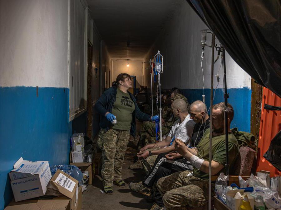 Soldati ucraini in un ospedale nei pressi di Popasna, regione di Luhansk  (EPA/ROMAN PILIPEY)