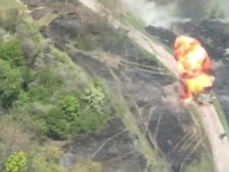 Un tank russo distrutto da un drone ucraino (Ukrainian Armed Forces Press Service/Handout via REUTERS)