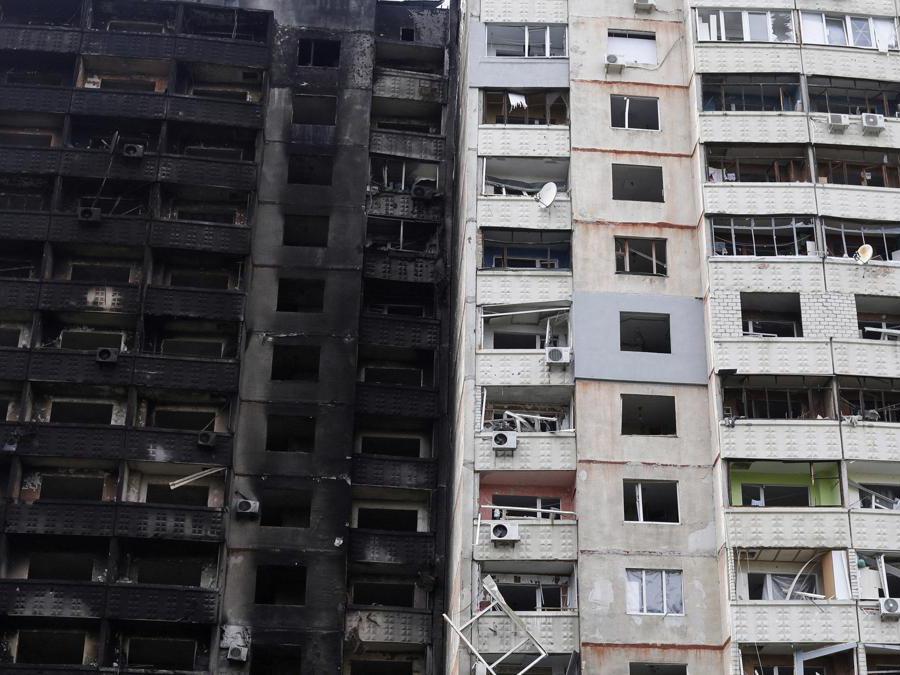 Saltivka, sobborgo di Kharkiv, palazzi danneggiati dai bombardamenti russi (REUTERS/Ricardo Moraes)