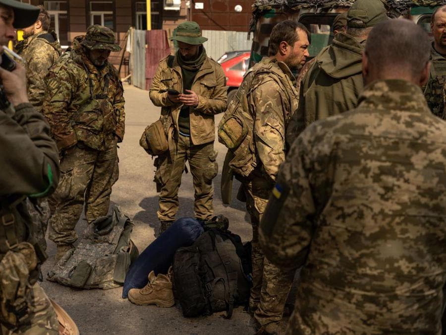 Bakhmut, regione di Donetsk, soldati ucraini feriti durante un bombardamento in attesa di essere trasferiti in un ospedale più attrezzato  (REUTERS/Jorge Silva)