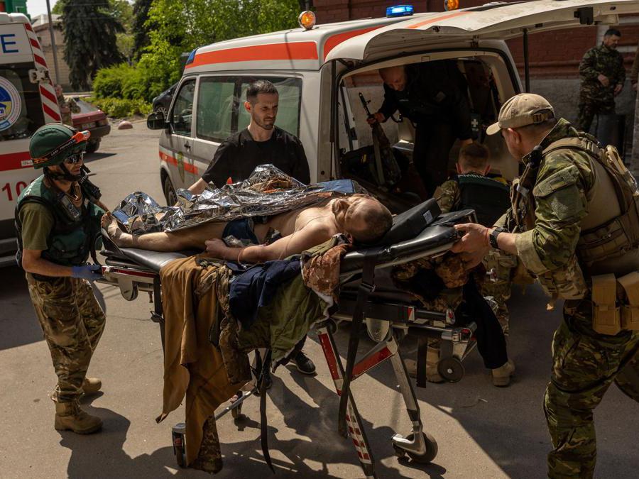 Ospedale di Bakhmut, regione di Donetsk, un soldato ucraino ferito al fronte nei pressi di Popasna, viene scaricato da un’ambulanza (REUTERS/Jorge Silva)