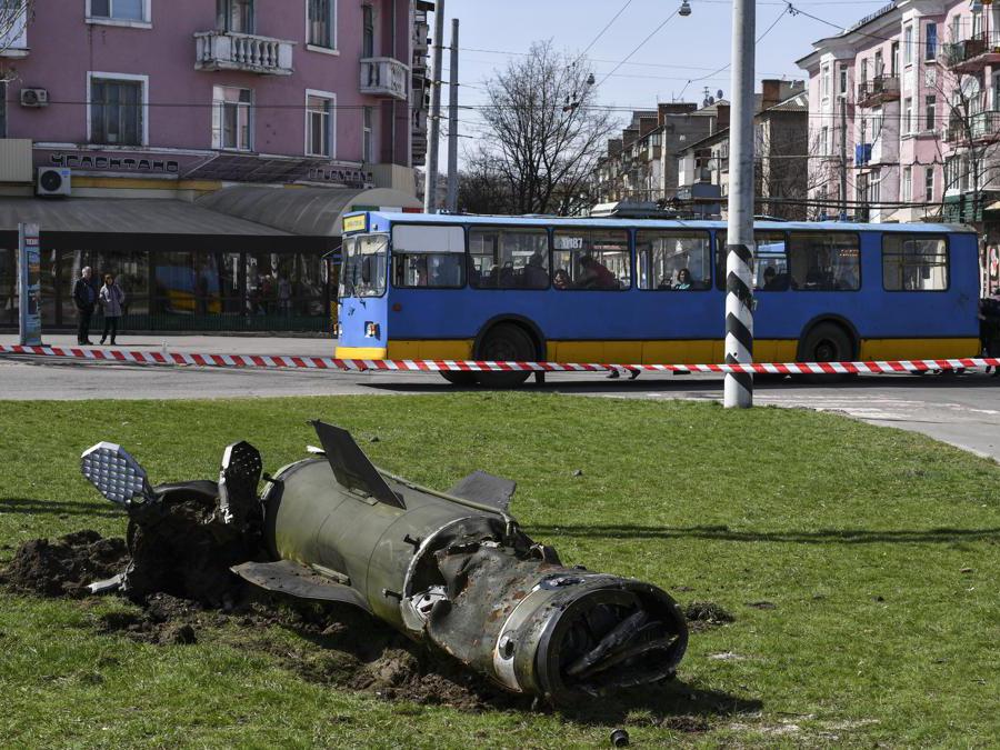 Kramatorsk, a terra il frammento di un missile  (AP Photo/Andriy Andriyenko, File)