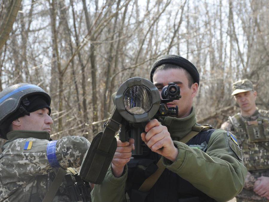 Kharkiv, un soldato ucraino si addestra all’uso di un lanciamissili  (AP Photo/Andrew Marienko, File)