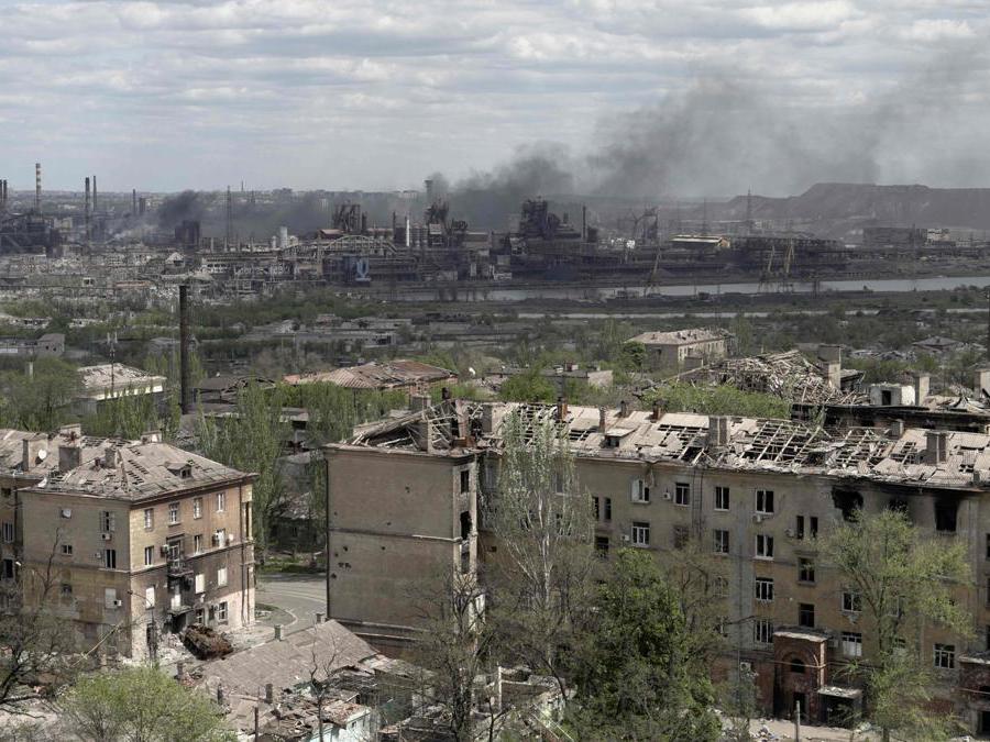 Mariupol, sullo sfondo la Azovstal  (Photo by STRINGER / AFP)