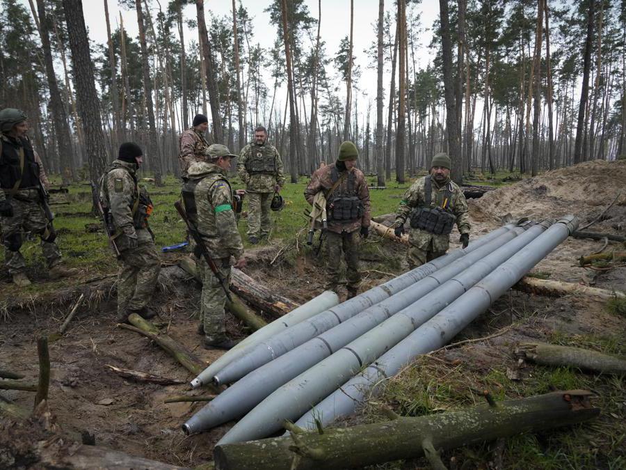 Soldati ucraini esaminano dei missili abbandonati dai russi durante la ritirata dal villaggio di Berezivka  (AP Photo/Efrem Lukatsky, File)