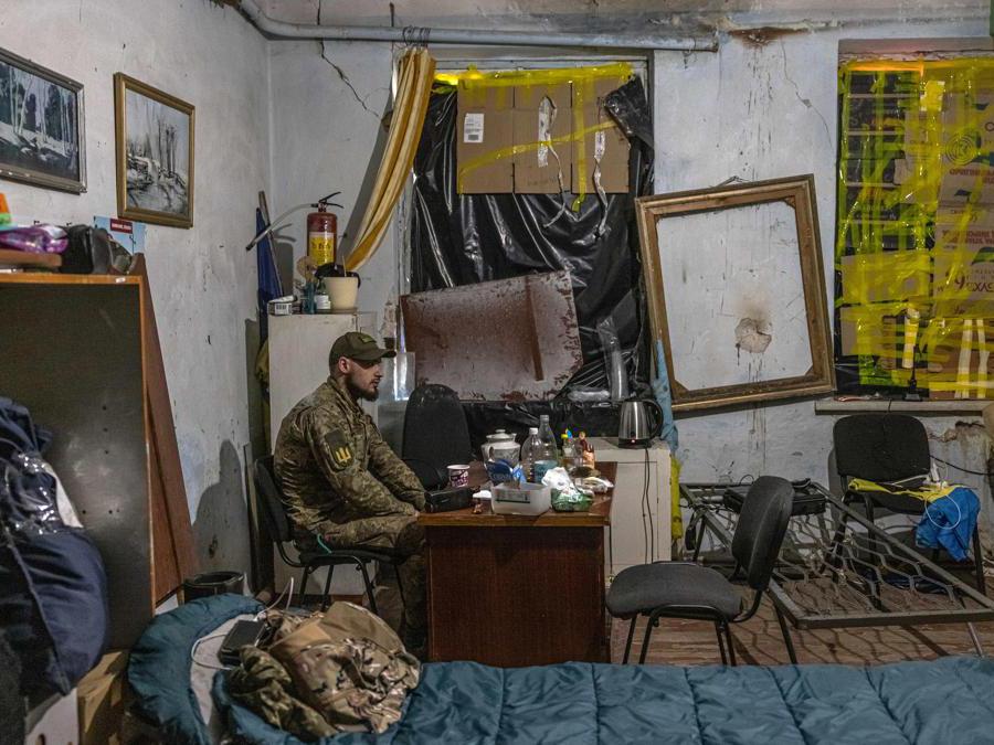 Un medico militare ucraino nell’ospedale di Popasna, regione di Luhansk (EPA/ROMAN PILIPEY)