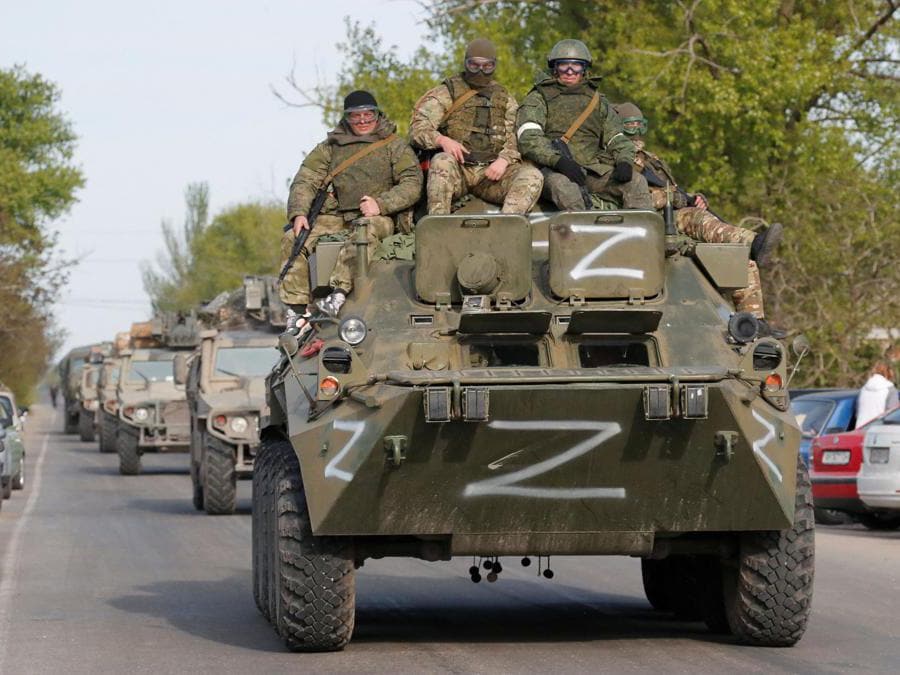 Carri armati russi a Bezimenne, nella regione di  Donetsk (REUTERS/Alexander Ermochenko)